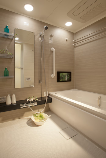 Bathing-wash room.  [Bathroom] To eliminate the floor level difference between the wash room, Adopted suppressed low bath height straddle. Also, Adopted Karari floor to floor. It is well to floor the drainage by providing a fine groove. It dries in a short time water droplets and water to become a source of mold.