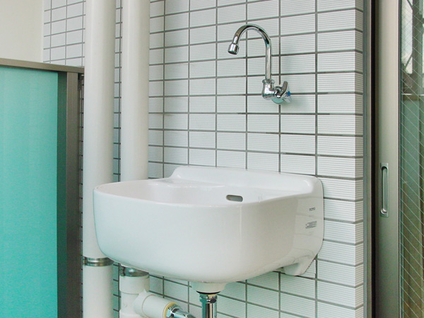 Other.  [Slop sink] On the balcony, Set up a convenient slop sink in Gardening and sneakers wash.
