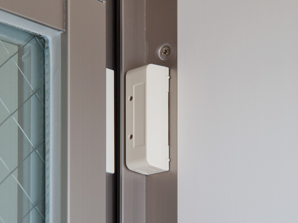 Security.  [Security sensors] At the door and window, Set up a crime prevention sensor. When the window is illegally open, News with alarm, Problem is also a security company.  ※ Except for the FIX windows and movable louver surface lattice with windows. (Same specifications)