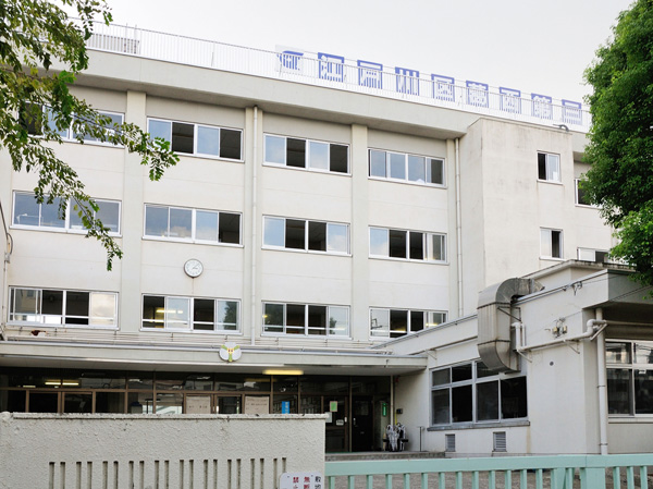 Surrounding environment. Municipal Kasai third junior high school (a 5-minute walk / About 370m)