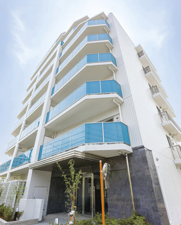 Buildings and facilities. Appearance, Water and greenery of the park adjacent to, And it has the image of a sky that spreads to the sea. To keynote the elegant white strike a calm and stately, Blue was the color scheme to the balcony, Water and sky blue.  Also, Landscape which has been subjected to planting will add a new charm.
