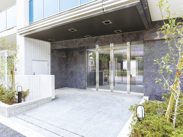 Buildings and facilities. Planting to match the green of the surrounding town. Formal entrance design remembering the profound feeling is, It gives a pleasant stimulus to the everyday scene. Also, Providing a gentle slope in the approach, Also we have been able to walk without difficulty in children.