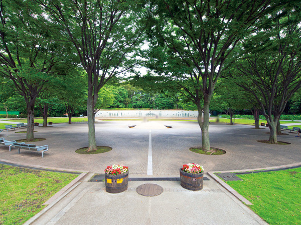 Surrounding environment. Green with a promenade to become familiar with the water and the green ・ The Oasis "New Sakon River Water Park" is a walk area. And, "Comprehensive recreation park", etc., Where exposure to the negative ions are scattered in the immediate vicinity. As an area to be healed in green, Just Tokyo's leading. It is a location where you can enjoy the fun of off-time. (Photo comprehensive recreation park)
