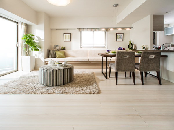 Room and equipment. Living with ensured opening large, This breadth that can comfortably feel sensitive. Spare even put such as large-screen televisions and sofas. As a space of family gatherings, Also, It holds a function as a healing space. Sunlight and wind are spread in the room from the balcony, You'll be able to feel the rich sense of openness. (living ・ dining / Model Room D type)