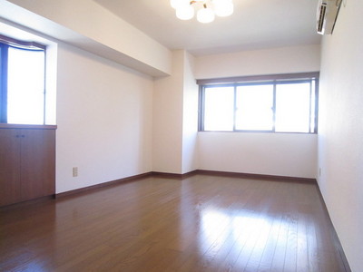 Living and room. Receipt / Air-conditioned / Western style room / Sunny