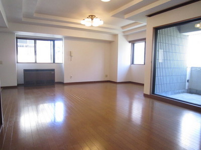 Living and room. Living comfortably spacious / Window bigger / Sunny