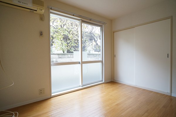 Other room space. The main Western-style equity facing south