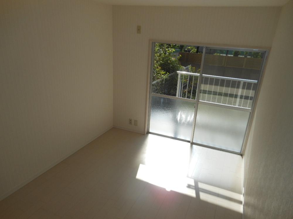 Non-living room. Sunshine is the room that plugs (Western-style 1)