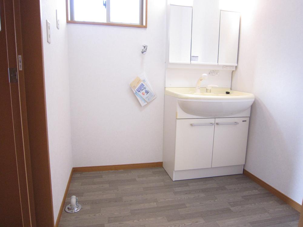 Wash basin, toilet.  ■ Click here for a spacious basin dressing room.