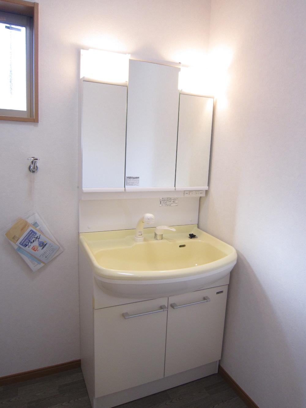 Wash basin, toilet.  ■ Shampoo is Dresser