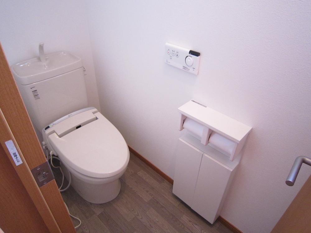 Toilet.  ■ 1st floor tray