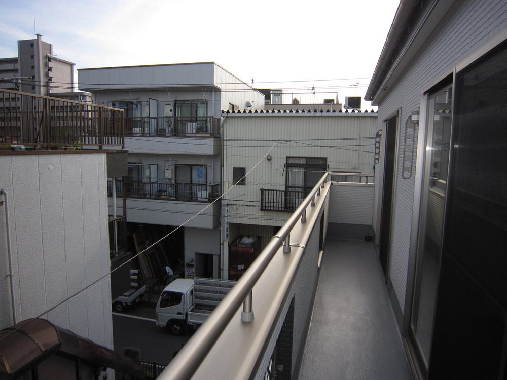 Balcony.  ■ 3rd floor balcony South-facing is good per yang