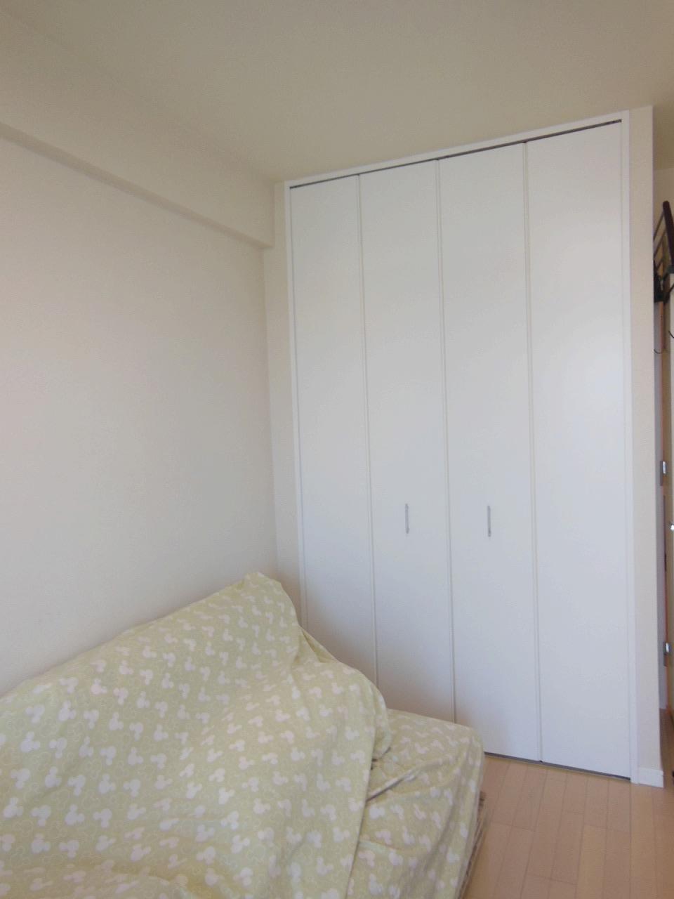 Receipt. It is drooping closet provided in the room