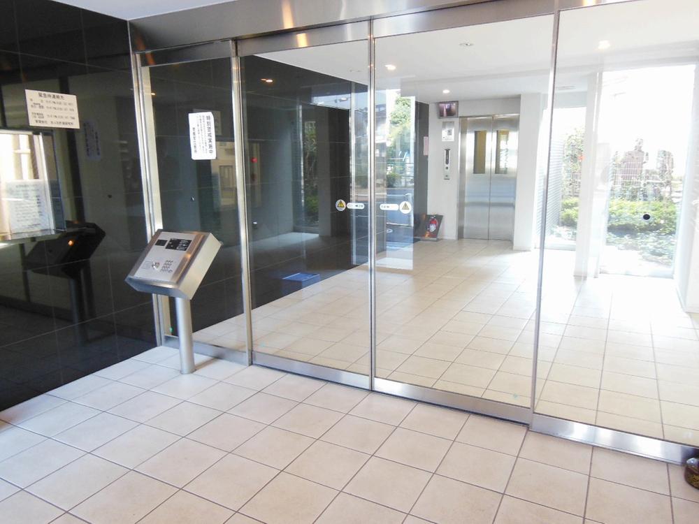 Entrance. Common areas