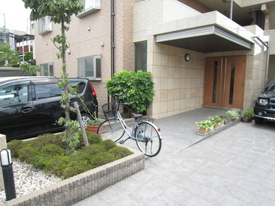 Entrance. Sloped entrance