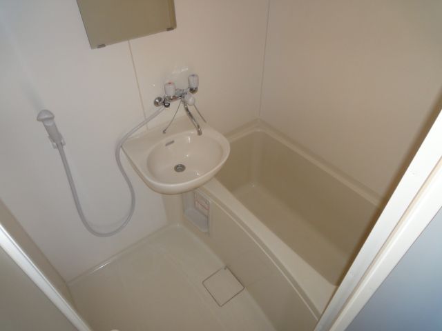 Bath. Happy bus ・ It is another toilet.