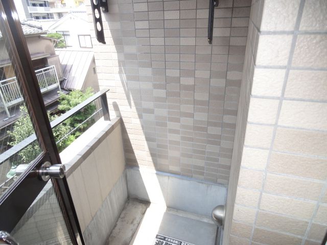 Balcony. 3 is a floor west-facing veranda.