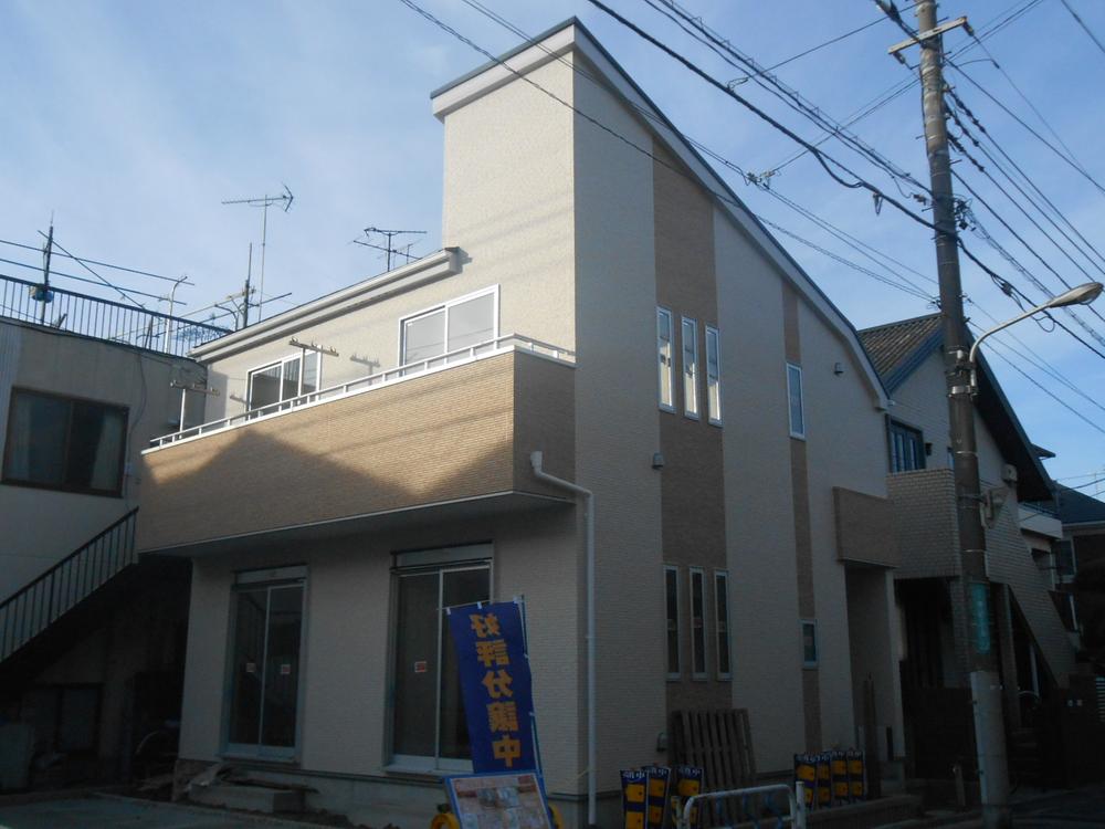 Local appearance photo. Local (12 May 2013) is a good day for the shooting corner lot.