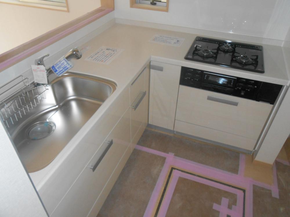 Kitchen. Indoor (12 May 2013) Shooting L is shaped kitchen.