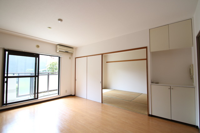 Living and room. It is a photograph of the same property by room. (Reference photograph)