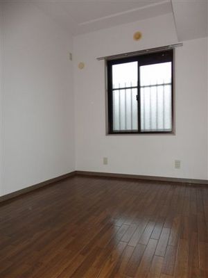 Living and room. It is a photograph of the same property by room. (Reference photograph)