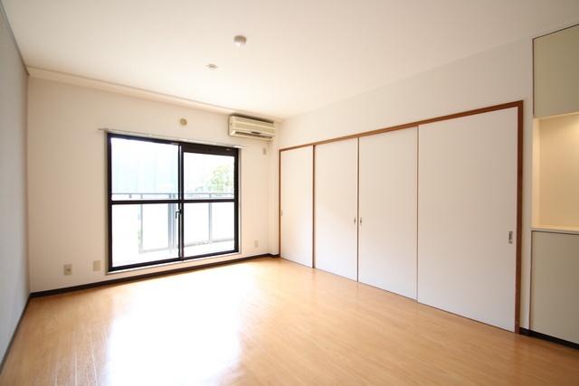 Living and room. It is a photograph of the same property by room. (Reference photograph)