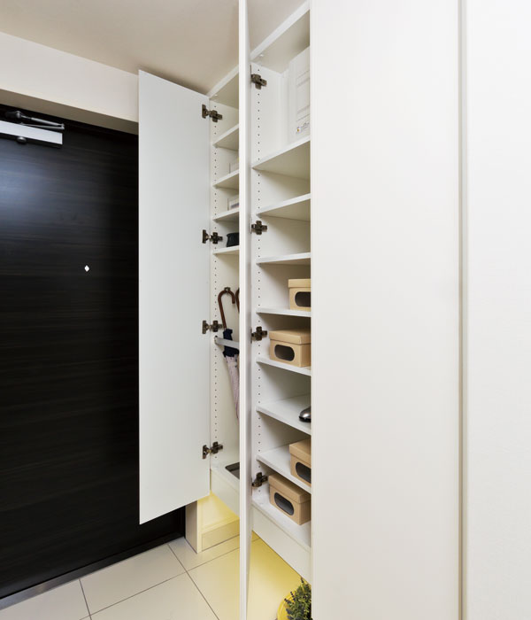 Receipt.  [With foot lamps tall type footwear input] Use effective-to-ceiling, Adopt a tall type that can store plenty of shoes and umbrella. Also, Foot lamp to brilliant directing the entrance was also standard equipment.