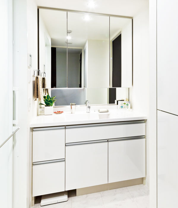 Bathing-wash room.  [Powder Room] The powder room was provided with a linen cabinet. Door is easy-to-use upper and lower separate type. You can take advantage of the storage such as towels and laundry supplies.