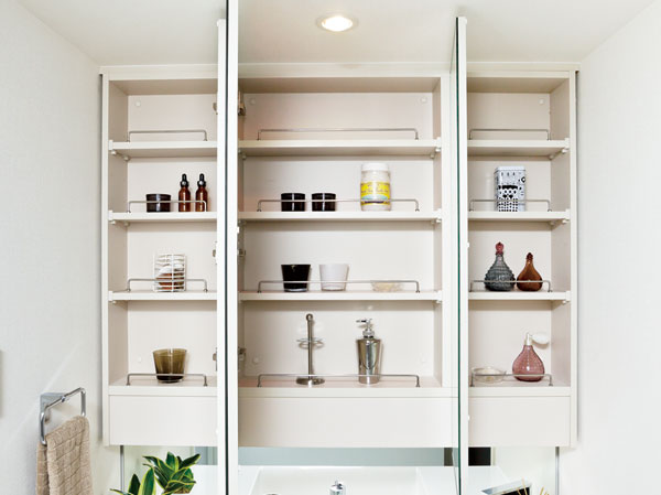 Bathing-wash room.  [Receipt ・ Hand lamp with a three-sided mirror] All the inside of the three-sided mirror safe guard bar with storage space. Small ones can also be refreshing storage. Standard equipped with a hand lamp under storage. Item is happy at the time, such as washing.