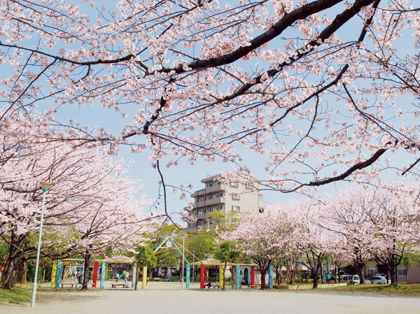 Surrounding environment. Higashikasai Sakura park (5-minute walk / About 400m)