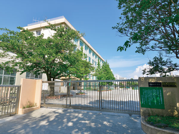 Surrounding environment. Higashikasai junior high school (4-minute walk / About 320m)