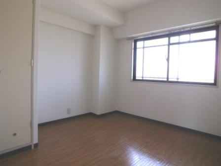 Living and room. North Western-style, With closet