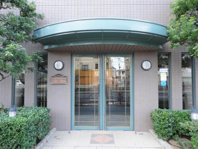 Entrance. Common areas