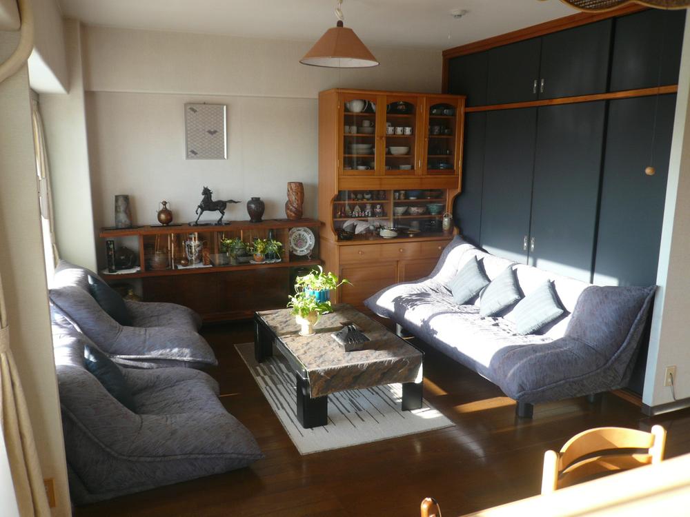 Living. Because it connected with the Japanese-style room offers both storage size (December 2012 shooting)