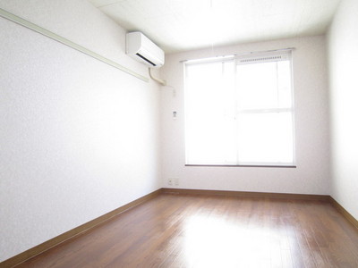 Living and room. 6 Pledge Western-style