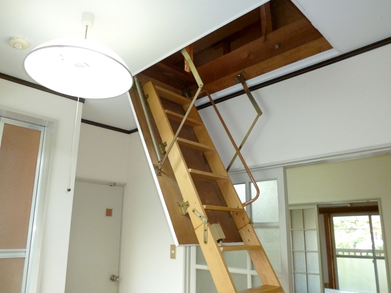 Other Equipment. Retractable stairs to the Grenier