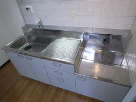 Kitchen. Mixing faucet, Gas stove Allowed