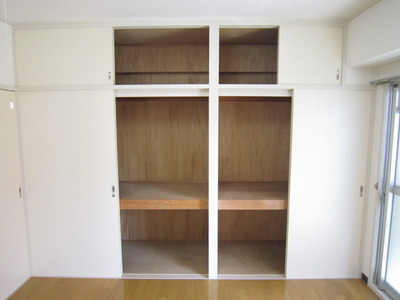 Receipt. Excellent storage capacity of the closet