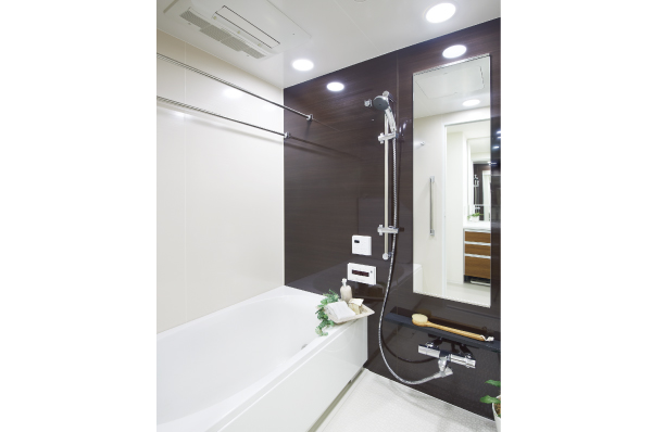 Directions to the model room (a word from the person in charge)