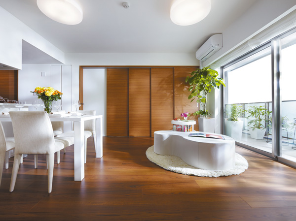 Living.  [A space flexible by opening and closing the sliding door] In many of the plan, living ・ We in the sliding door between the Western-style room adjacent to the dining. Even as spacious space of human connection, Even as an independent space, You can use the flexible to fit the life scene. (living ・ dining / Model Room S-Jr type)