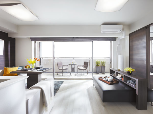 Living.  [Wide space that spread to spacious frontage] Residence East ・ Dwelling unit plan is about 8m than wide span design the center of the Residence West. The opening is wide minute, Lighting area is also widely, Wide open feeling is born to a balcony or terrace. Also to residence of Residence South by taking advantage of the benefits of the south, Whole has achieved a good house of feeling light and wind overflows. (living ・ dining / Model Room E-E type)