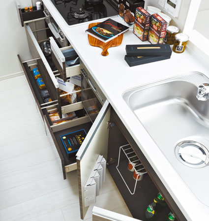 Kitchen.  [Kitchen slide storage (with a soft close function)] With full extension rails pulled out without waste until a smooth pull comfort and back to the kitchen counter bottom. It has adopted a quiet slowly slide housing with a soft-close function drawn moment that closed.  ※ Except for the spice rack. Under the sink adopts hinged door storage. (Model Room E-E type)