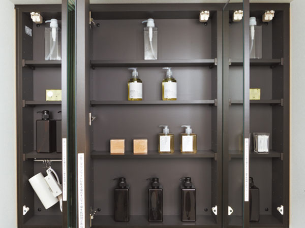 Bathing-wash room.  [Three-sided mirror back storage] Collectively, such as hair dressing and cosmetics houses, It will be shown a wash room and clean.