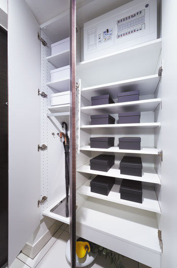 Receipt.  [Footwear input] Adopted footwear input of tall there is a height of up to the ceiling in the foyer. Also provided fresh umbrella.