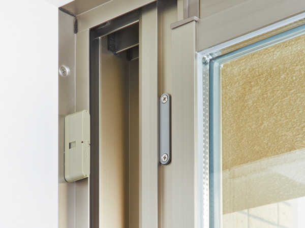 Security.  [Opening and closing sensor] Entrance door of all dwelling units ・ Installation opening and closing sensor in the window (FIX windows except). Upon sensing a pry, An alarm sounds in a residential information panel, Control room ・ It will be automatically reported to the security company.  ※ All Listings amenities are the same specification