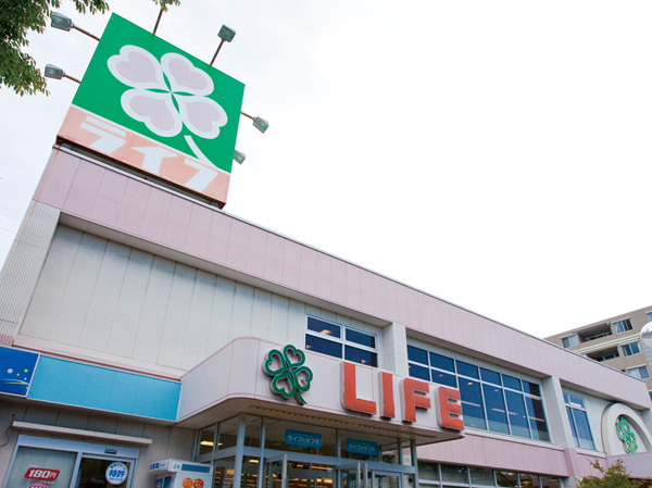 Surrounding environment. Life Funabori store (about 710m / A 9-minute walk)