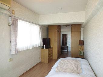 Non-living room. About 11.5 Pledge of Western-style It is two-sided lighting for a corner room