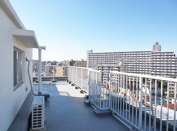 Balcony. 39.1 sq m roof balcony various how to use (with use bylaws)