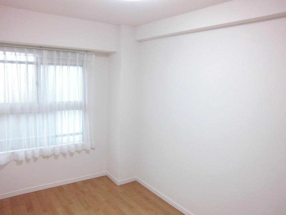 Non-living room. Western is