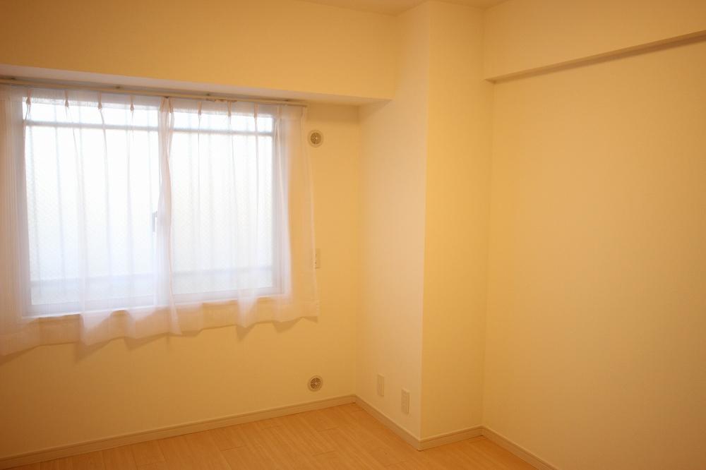 Non-living room. There is a window, It is bright space